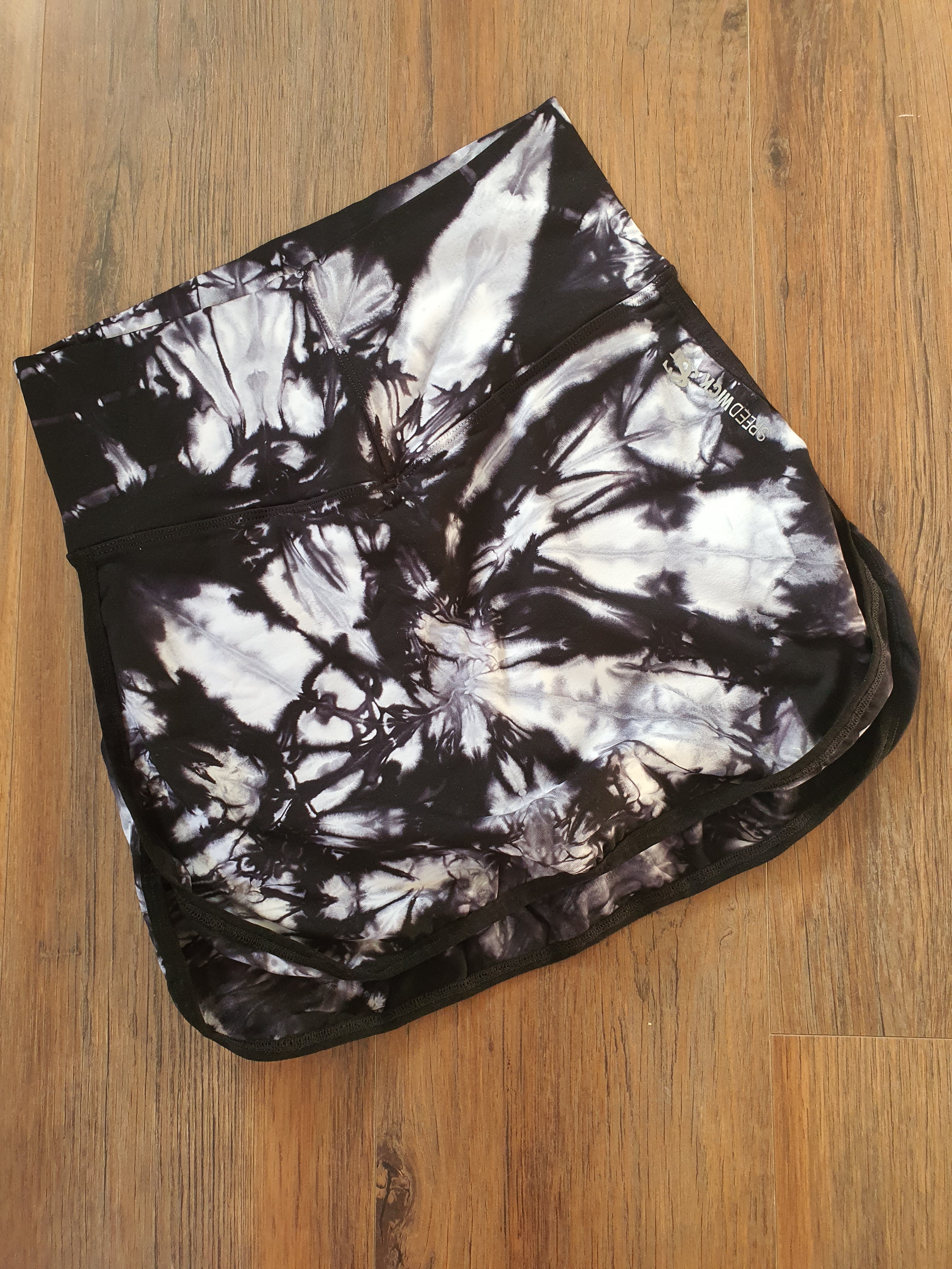 Falda short tie dye negra blanco